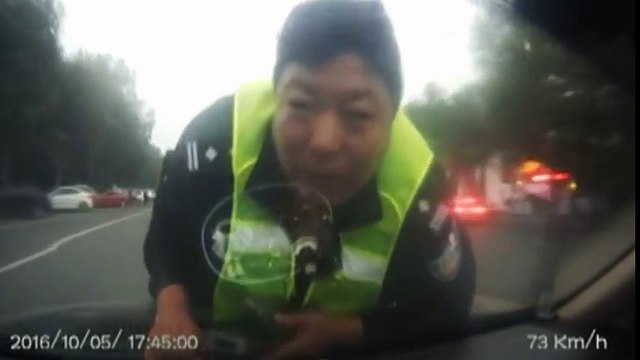 Fuite d'un conducteur en chine avec un policier sur le capot de sa voiture