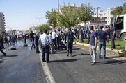 Urfa'da Ortalık Birbirine Girdi! Yolu Trafiğe Kapattı, Linçten Polis Kurtardı
