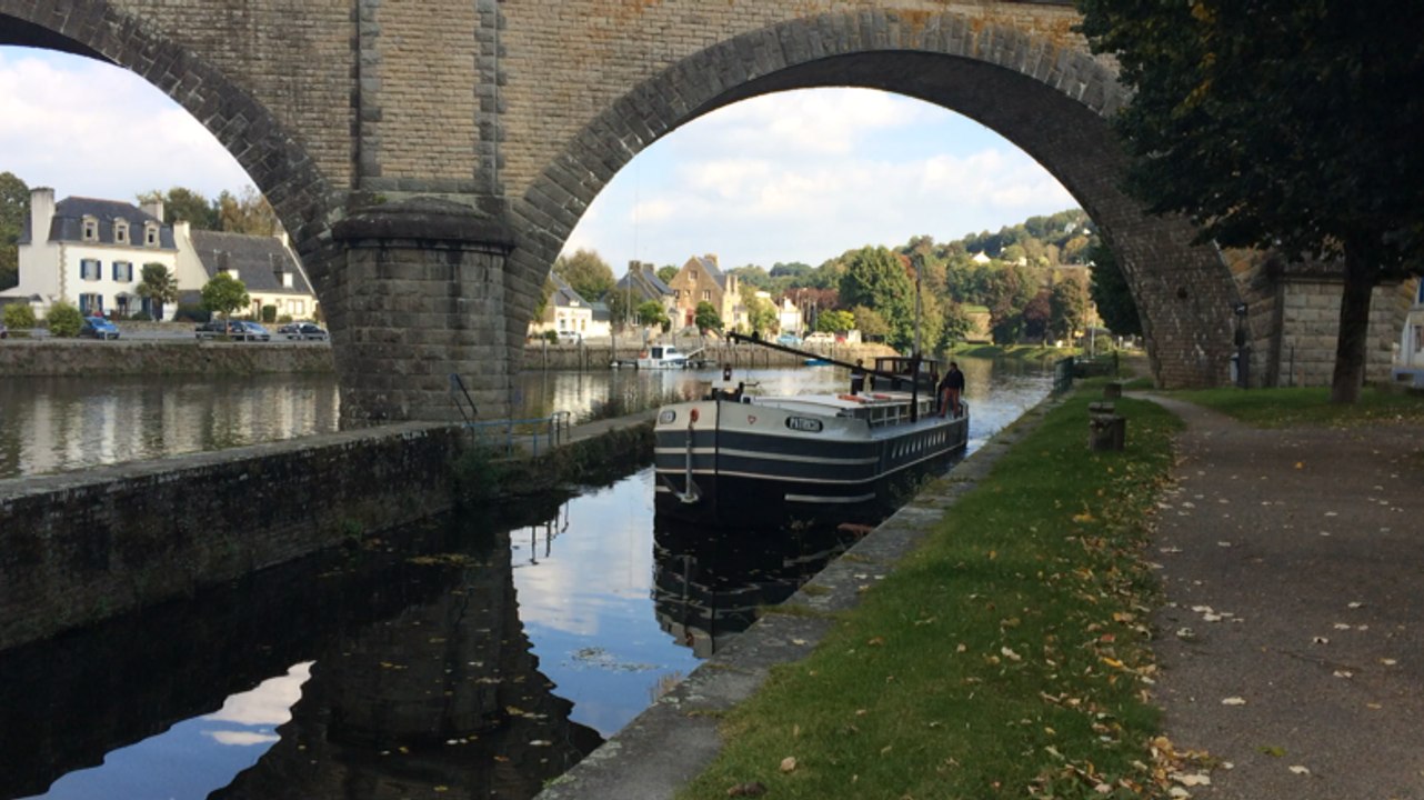 La péniche La Patricia arrivé à l'écluse du centre-ville