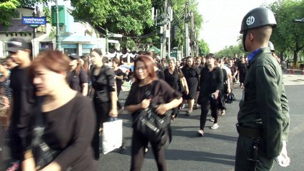 Des milliers de Thaïlandais au palais pour rendre hommage au roi