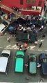 Un homme fou se croit dans GTA et veut écraser les passants dans une rue Turquie