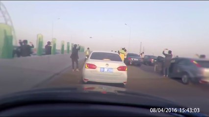 Des dizaines d’automobilistes  s’arrêtent au milieu de l’autoroute pour filmer un OVNI