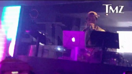 Le intenta pegar el microfono y fijate porque  Sean Kingston