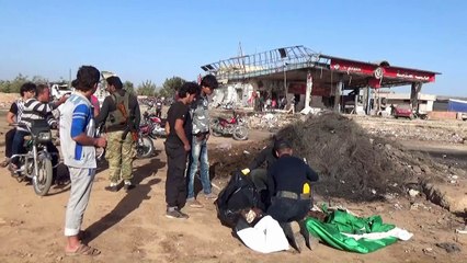 17 قتيلا في انفجار سيارة مفخخة عند نقطة تفتيش لفصائل المعارضة