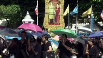 Tailandeses de duelo por muerte de su rey