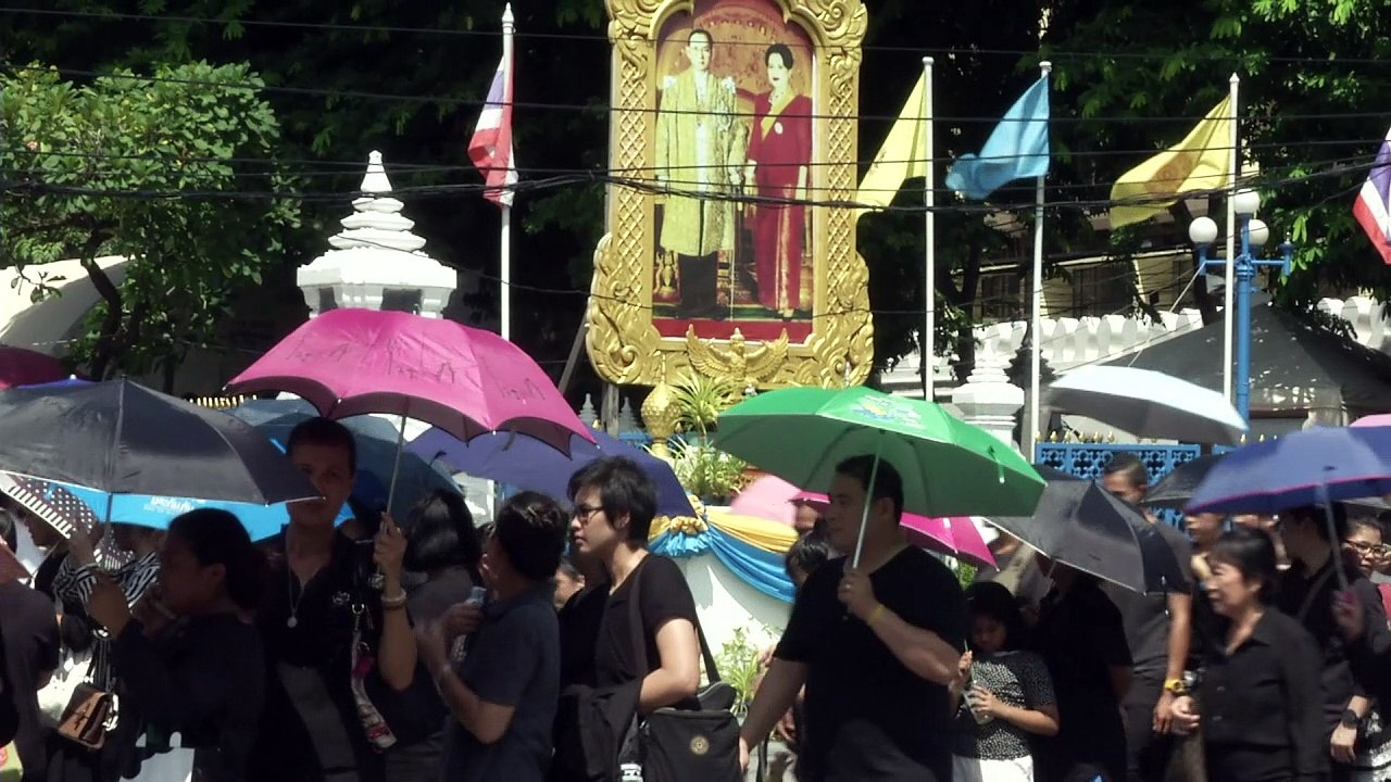 Tailandeses de duelo por muerte de su rey