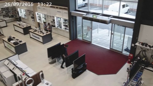 Il fait tomber des télés dans un magasin