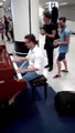 Ce pianiste virtuose vient mettre une ambiance de folie dans un aéroport