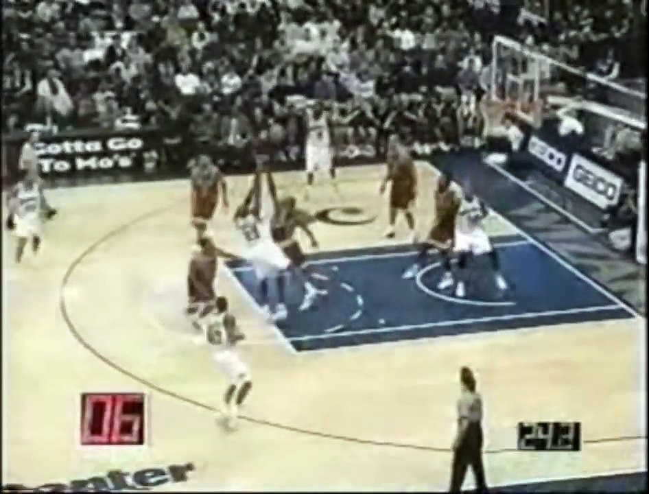 Michael Jordan sort un contre énorme sur Ron Mercer à 39 ans