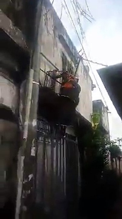 La descente spectaculaire dune sorcière surprise tôt le matin sur le toit dune maison à Angré sicogi