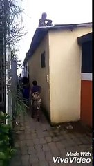 Sorcière sur le toit d'une maison à Angré Sicogi