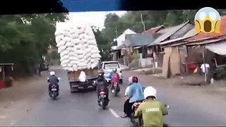 This is what it ll happen if you overload the truck
