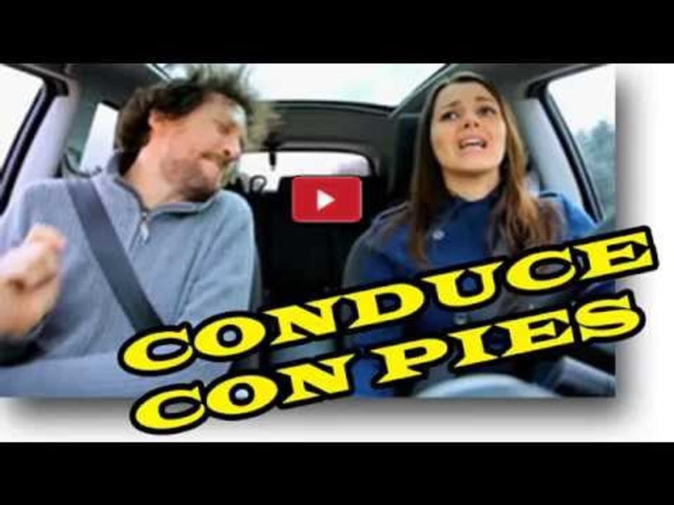 MUJER CONDUCE UN AUTO CON LOS PIES nuevo