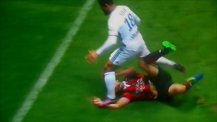 Nabil Fekir Gets Red Card For Tripping And Crazy Hand Stomp vs Paul Baysse!