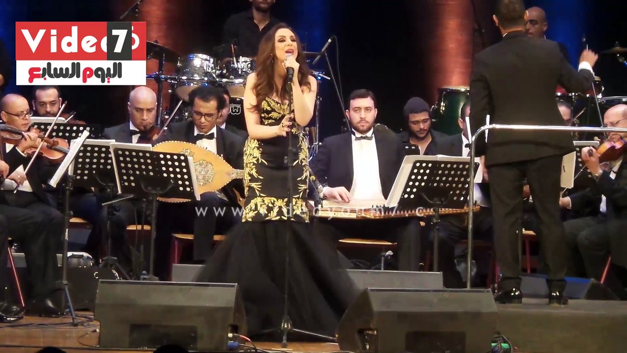 أنغام تغنى "حتة ناقصة" لايف