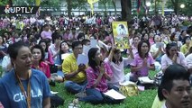 Tailandeses llorando como niños tras la muerte de su rey