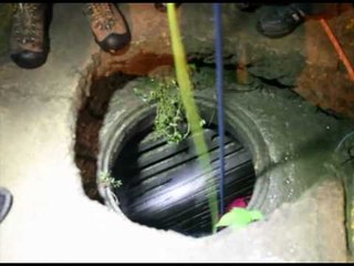 Aceras peligrosas: mujer cae en alcantarilla