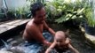 Bayi lucu belajar berenang bareng ikan koi sahabatnya. funny baby swimming with koi fish