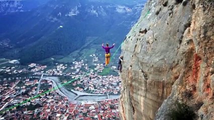 Cô gái tập Yoga trên dây giữa vách núi