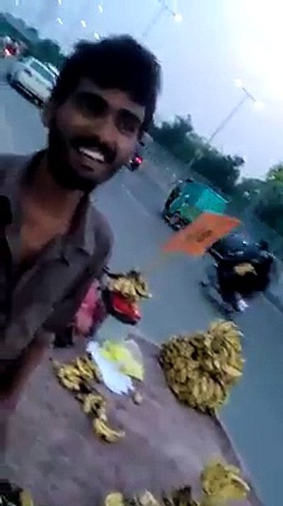 aik fruit wale ki awaz ne sab ko peche chor dea.(must wach)