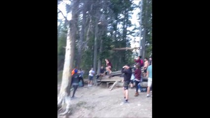 Elle a du avoir très mal! FAIL énorme en se balançant à une corde