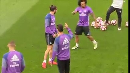 Quand Ronaldo chambre les journalistes et se prend un petit pont par Danilo
