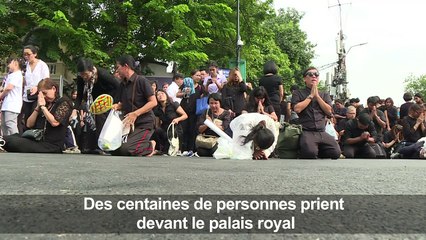 Les Thaïlandais rendent hommage à leur roi devant le Palais
