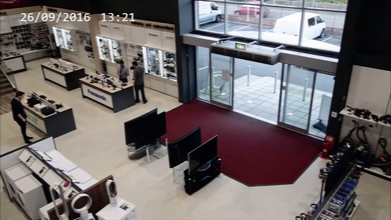 Un homme très maladroit dans un magasin éléctronique