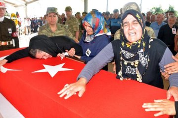 Şehit Eşi Tabuta Kapanıp, 'Aşkım Yuvam Dağıldı' Diye Ağladı