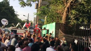 Loyal workers of QET Altaf Hussain chanting slogans outside Karachi Press- GA Altaf