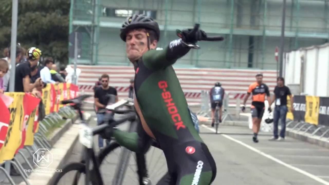 Un cycliste explose son vélo par terre !
