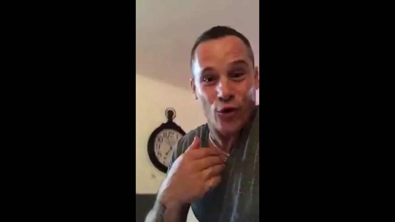 Un père en colère par rapport aux devoirs de sa fille