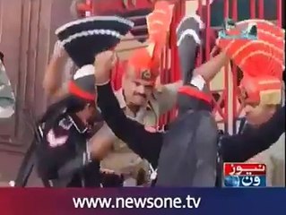 Pakistani sher ky agy baharat ky bili gir gye