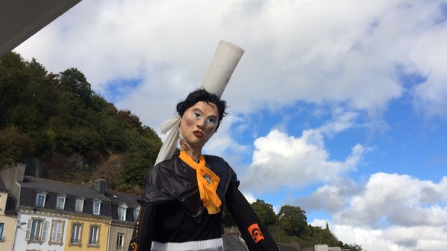 Défilé en musique sur les quais pour la tombola des commerçants