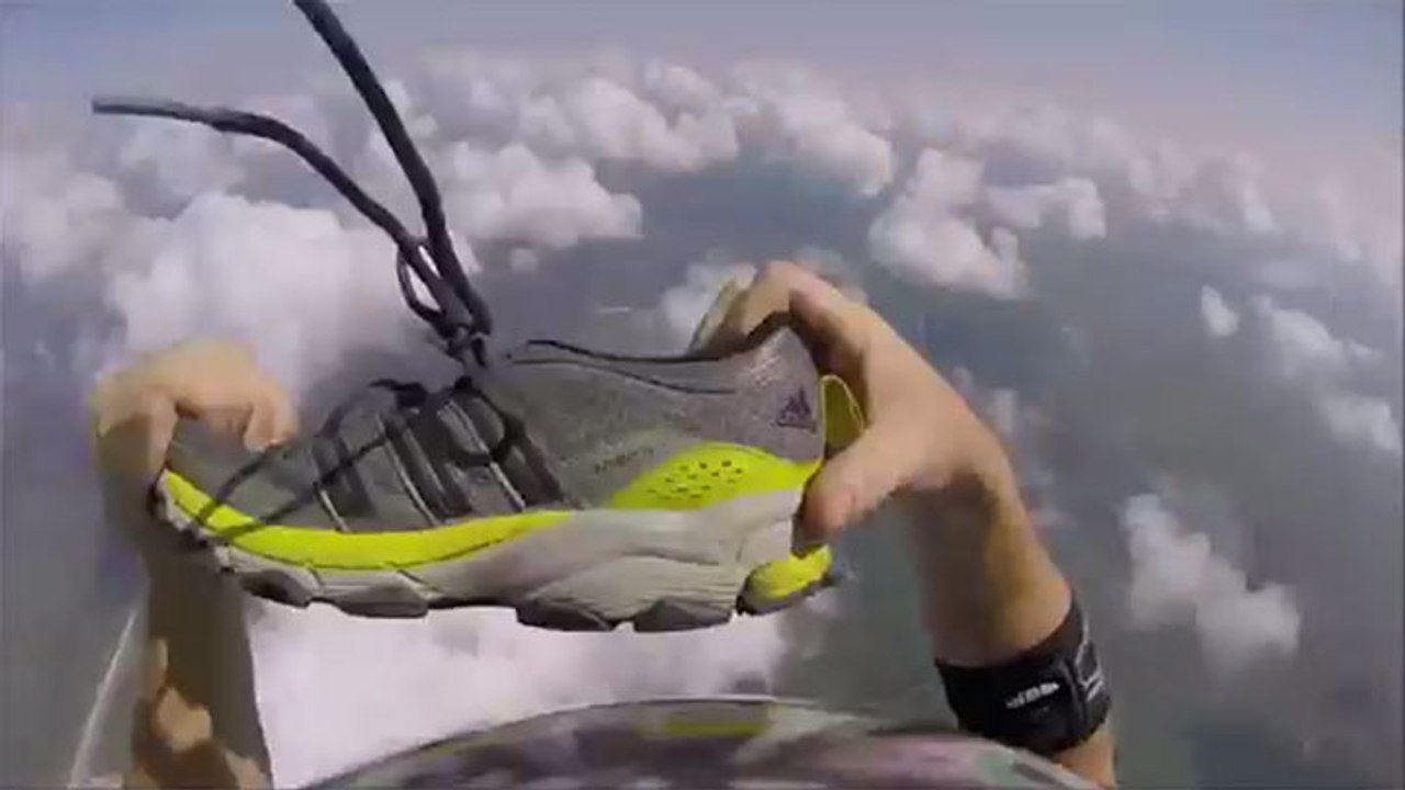 Un parachutiste perd sa chaussure, puis la ratt...
