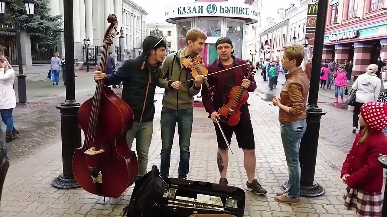 Девушка и уличные музыканты. 'Такого, как Путин'. Позитивчик!!!