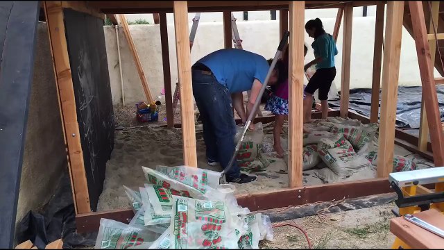 LA MAMAN LAISSE LES FILLES AVEC PAPA, QUAND ELLE REVIENT ET VOIT ÇA DANS LE JARDIN ELLE EST DÉSTABILISÉE!