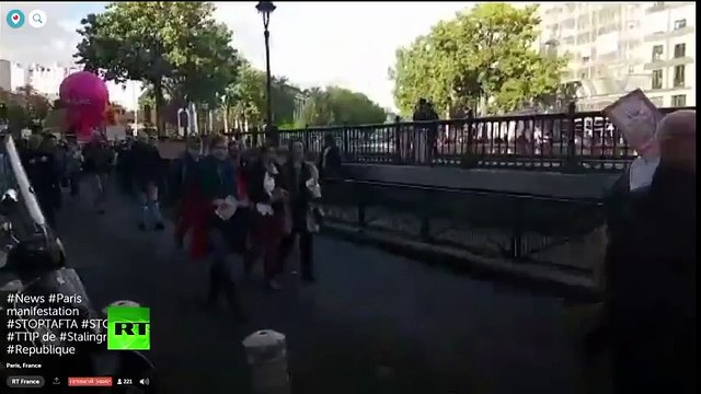 EN DIRECT - Des opposants aux traités transatlantiques TTIP et CETA manifestent à Paris