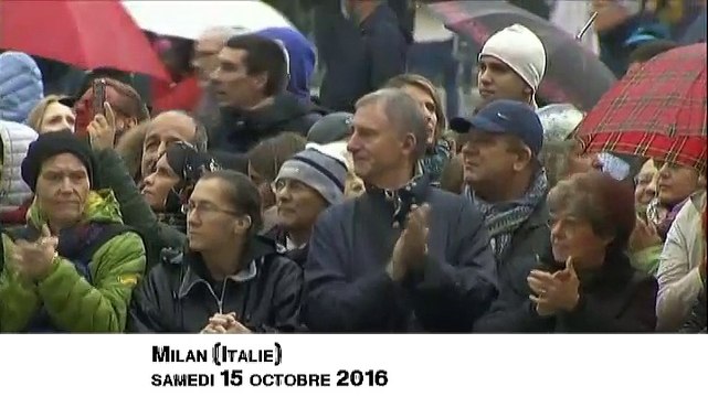 Des milliers de personnes chantent dans les rues de Milan pour rendre un dernier hommage à Dario Fo