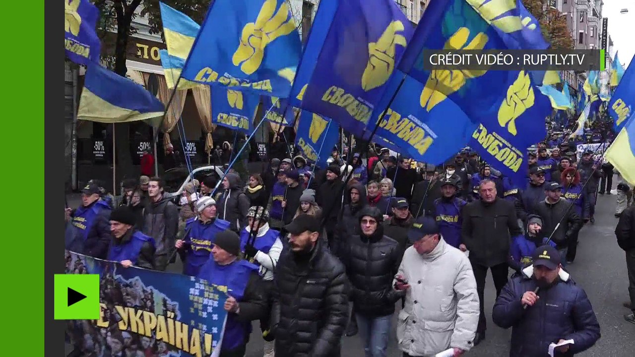 Entre torches et fumigènes, les nationalistes ont participé à la marche de la Nation à Kiev