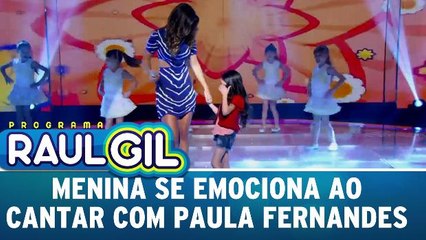 Menina se emociona ao cantar com Paula Fernandes