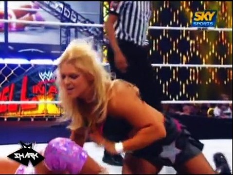 Kelly Kelly vs Beth Phoenix por el titulo de las divas en el Helll in a cell 2011
