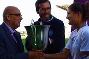 La remise du trophée de champion de D2 à Caroline Pizzala et Christophe Parra