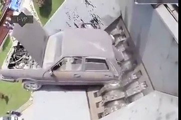 Bu makine çok güçlü arabaları çiğneyip yuttu!