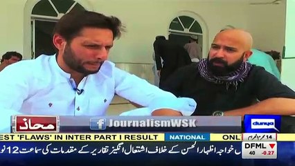 Masjid Mein Beth Kar Shahid Afridi Ne Army aur General Raheel Ke Liye Kia Kaha..