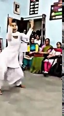 School vich Kudi Teacher Lye Nachdi
