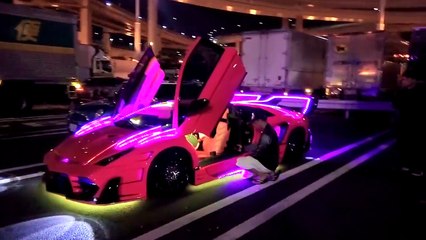 Görmemişin Lamborghini'si olmuş her yerine led koymuş =D Disko Style!