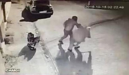 Sopayla köpeklere saldırınca hayvanseverin hışmına uğradı