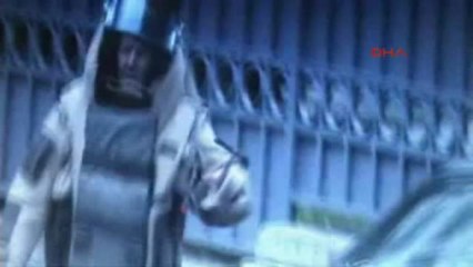 Belgrad'da Başbakanlık Binası Önünde 'Bomba' Paniği...