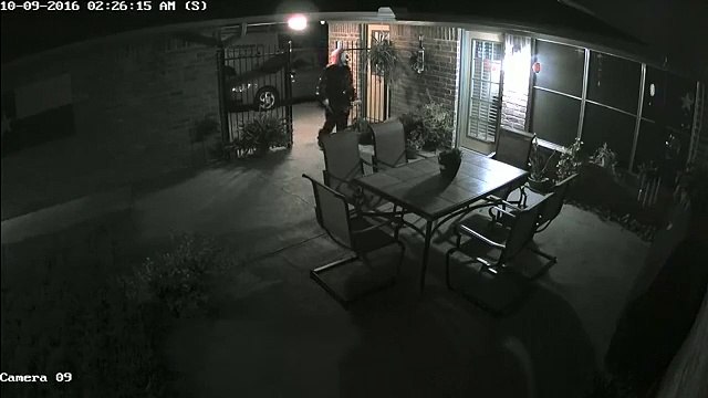 Un clown armato tenta di far irruzione in una casa. Ecco cosa riprendono le telecamere di sicurezza